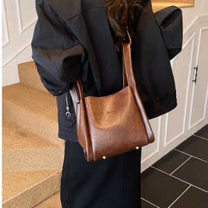 High-quality women's tote bucket bag, new 2026 style, fashionable retro casual shoulder bag, niche commuter crossbody bag.